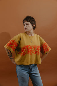 LEI CLUB CROP TEE PUA LEHUA BAND - RED ON CARAMEL