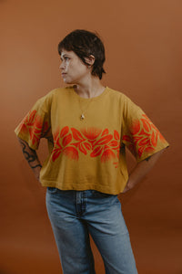 LEI CLUB CROP TEE PUA LEHUA BAND - RED ON CARAMEL
