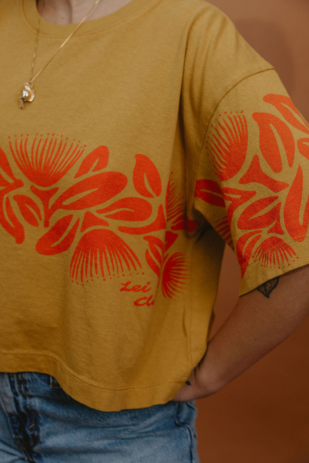 LEI CLUB CROP TEE PUA LEHUA BAND - RED ON CARAMEL