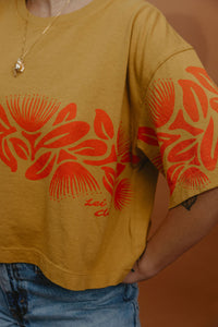 LEI CLUB CROP TEE PUA LEHUA BAND - RED ON CARAMEL