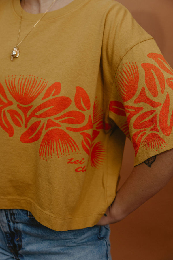 LEI CLUB CROP TEE PUA LEHUA BAND - RED ON CARAMEL