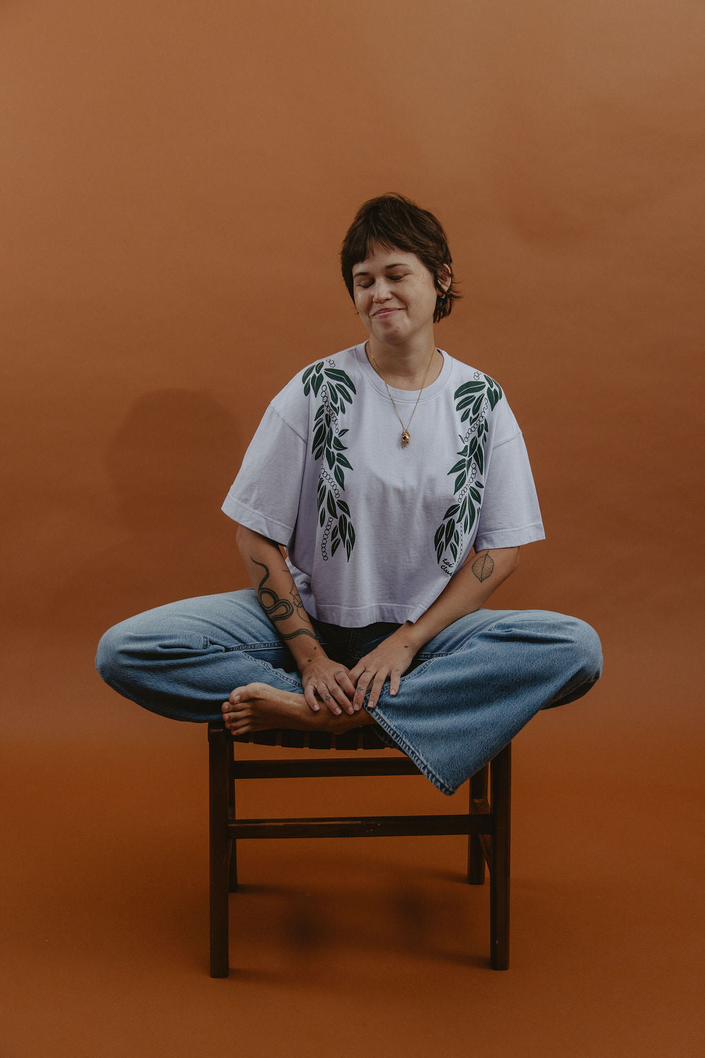 LEI CLUB CROP TEE PUA MAILE MOKIHANA LEI - FOREST GREEN ON LAVENDER