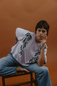 LEI CLUB CROP TEE PUA MAILE MOKIHANA LEI - FOREST GREEN ON LAVENDER