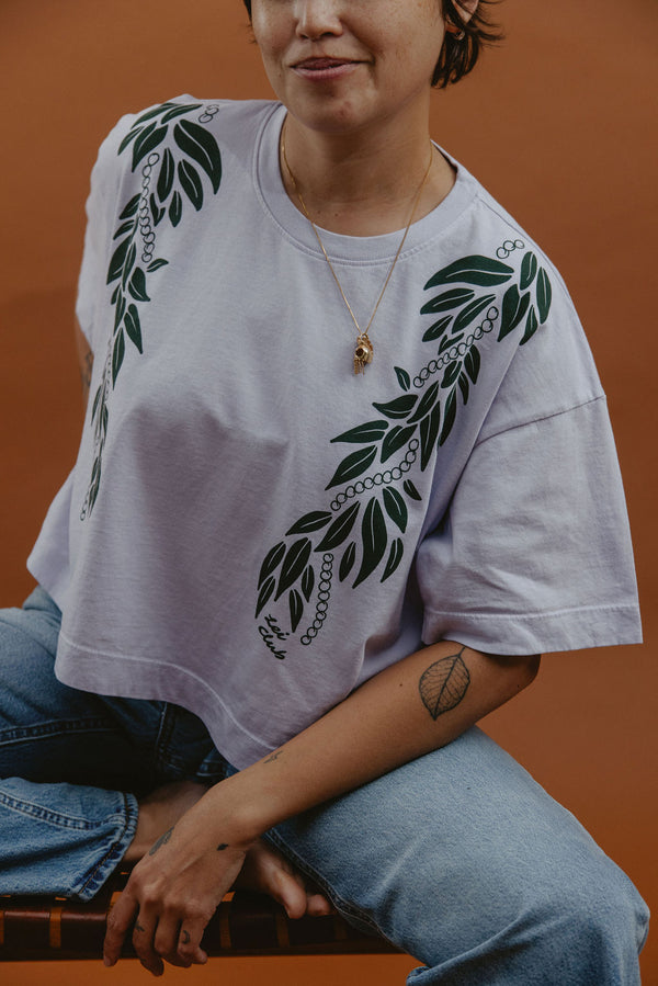 LEI CLUB CROP TEE PUA MAILE MOKIHANA LEI - FOREST GREEN ON LAVENDER