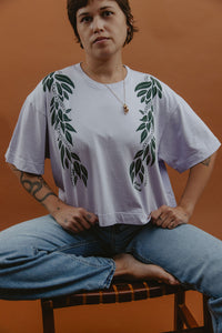 LEI CLUB CROP TEE PUA MAILE MOKIHANA LEI - FOREST GREEN ON LAVENDER