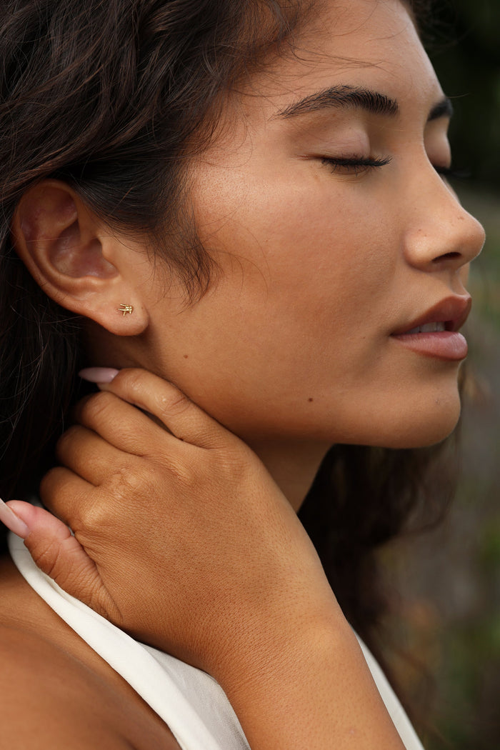 LOVE ME KNOT WEAVE FISH STUD