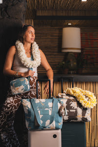ALOHA COLLECTION NYLON ZIPPER TOTE / TAHAA / TIDE
