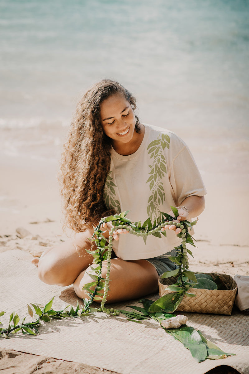 LEI CLUB CROP TEE MOKIHANA - MATCHA ON SUGAR CANE