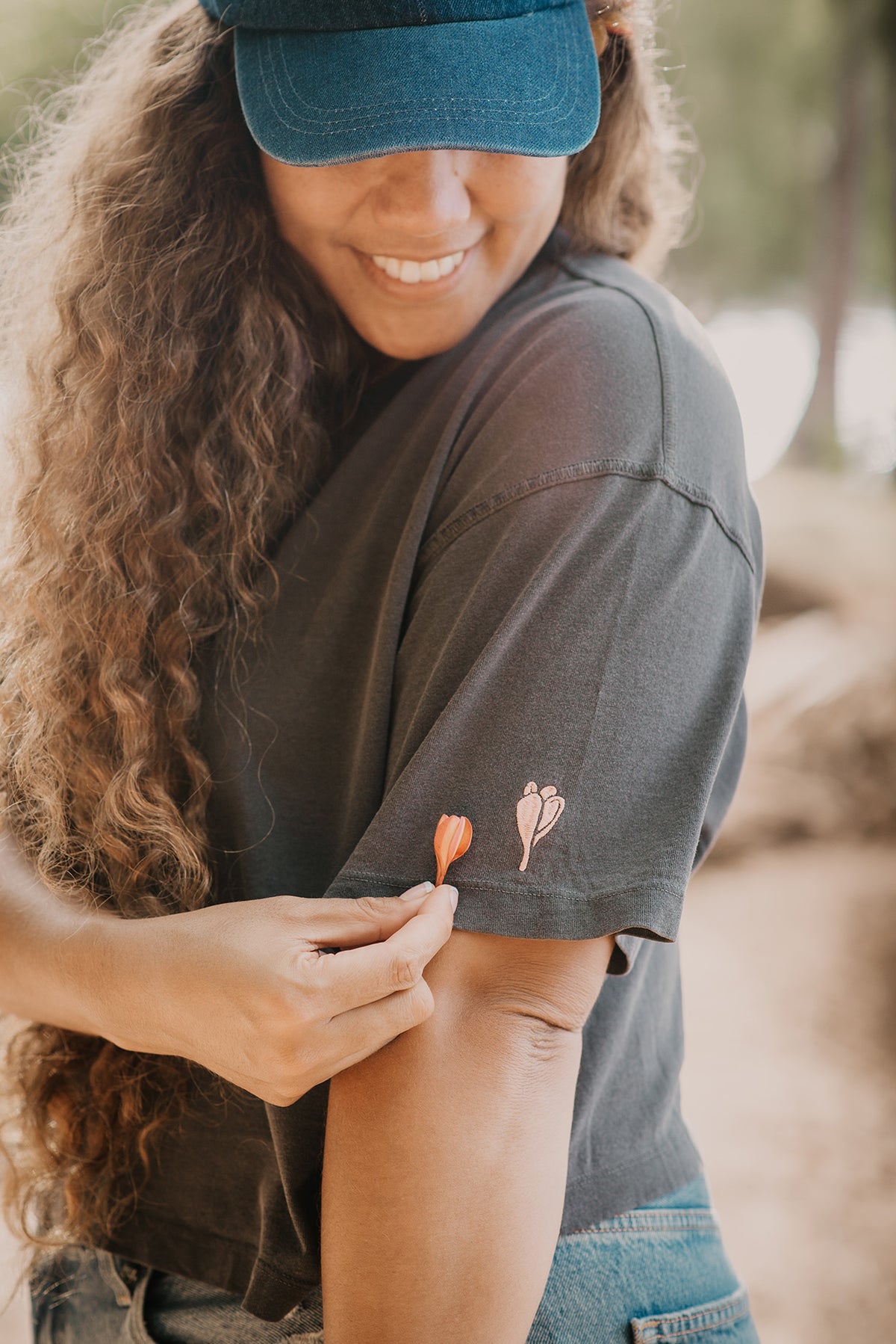 LEI CLUB CROP TEE PUA MELIA EMBROIDERY - GUAVA ON LAVA ROCK