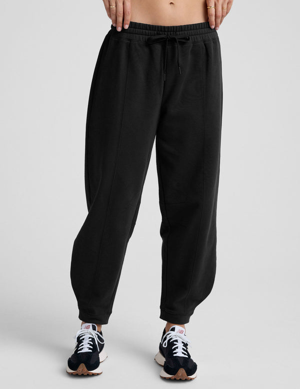 BEYOND YOGA LUXE FLEECE BARREL SWEATPANT - BLACK NF1293