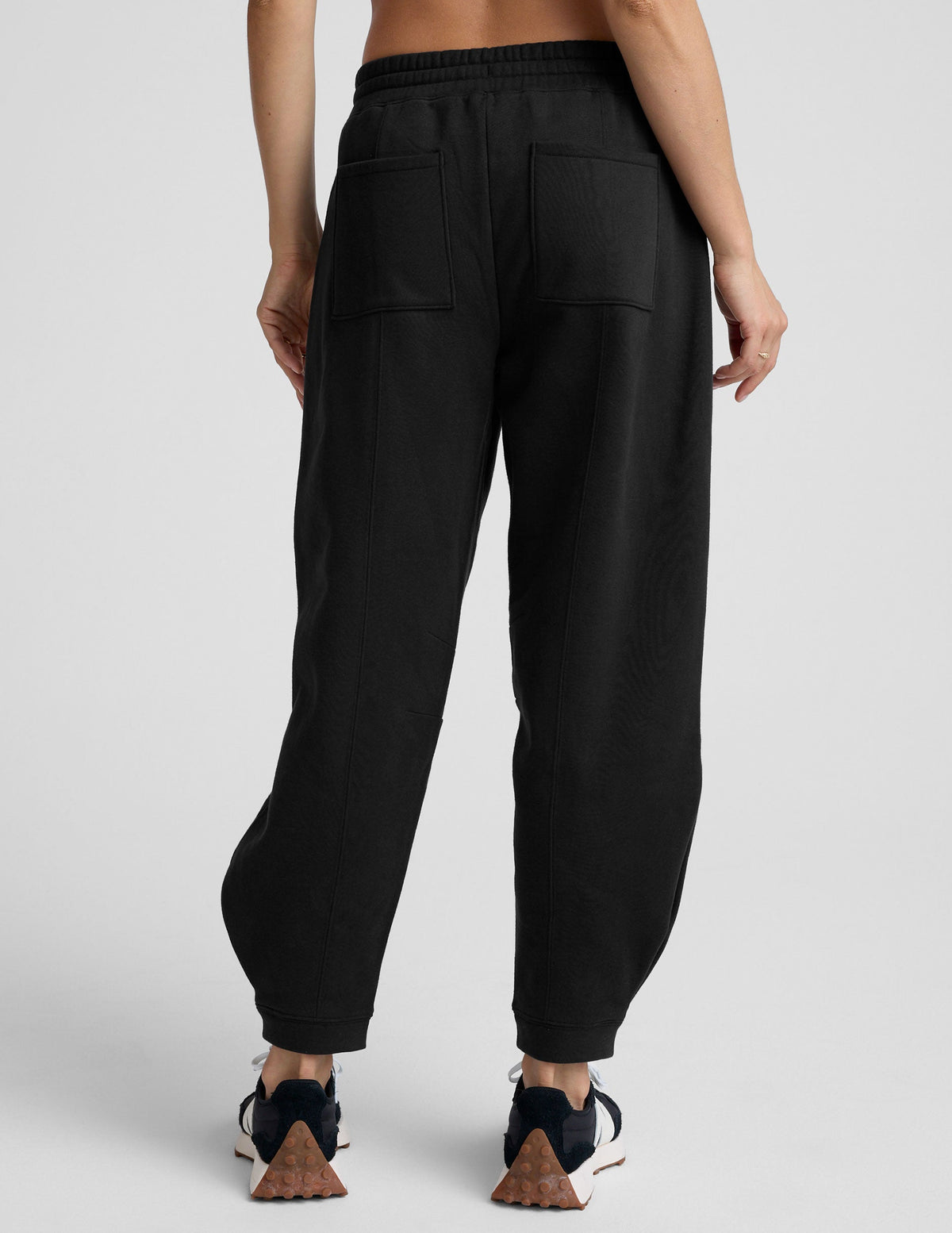 BEYOND YOGA LUXE FLEECE BARREL SWEATPANT - BLACK NF1293