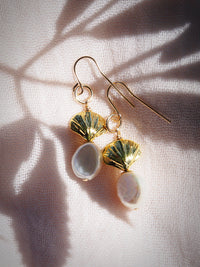 KE ALOHA JEWELRY GOLD PEARL AND SEASHELL DROP EARRINGS - KAMELI