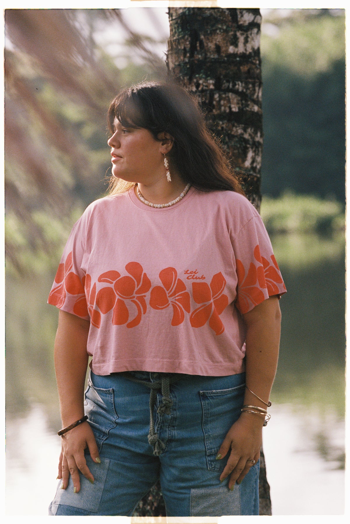 LEI CLUB CROP TEE PUA MELIA BAND - STRAWBERRY JELLY ON POG