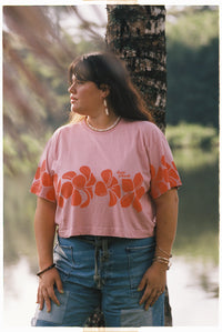 LEI CLUB CROP TEE PUA MELIA BAND - STRAWBERRY JELLY ON POG