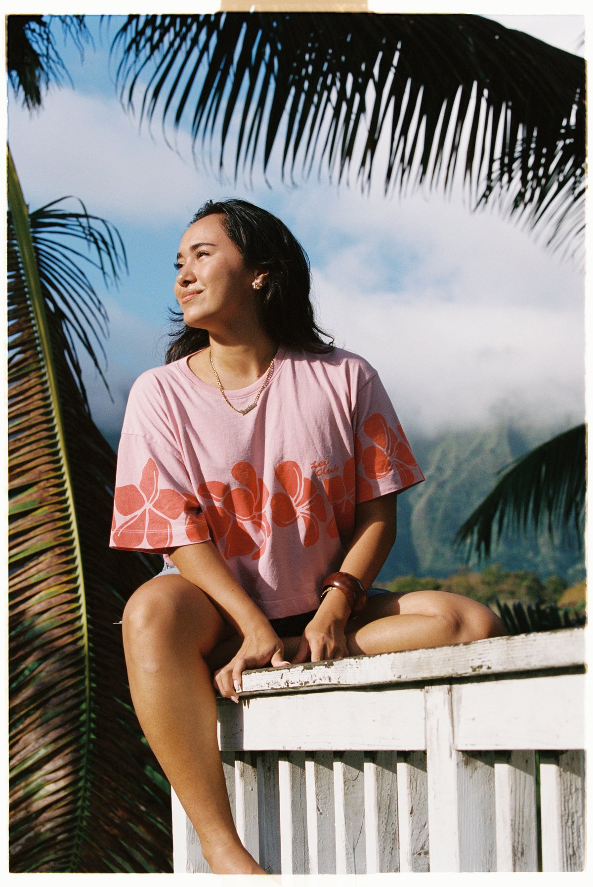 LEI CLUB CROP TEE PUA MELIA BAND - STRAWBERRY JELLY ON POG