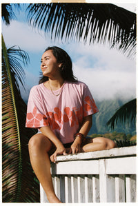 LEI CLUB CROP TEE PUA MELIA BAND - STRAWBERRY JELLY ON POG