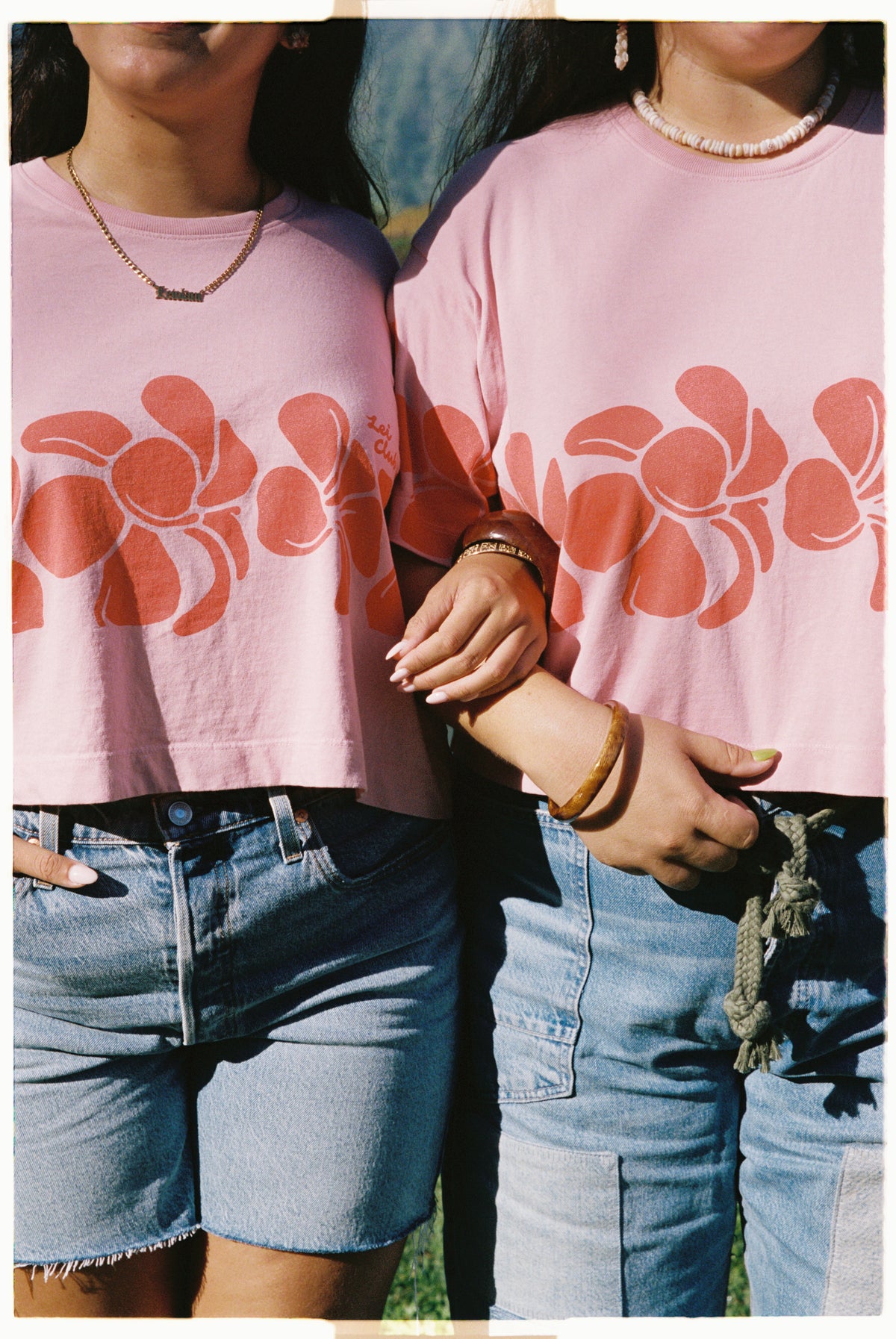 LEI CLUB CROP TEE PUA MELIA BAND - STRAWBERRY JELLY ON POG