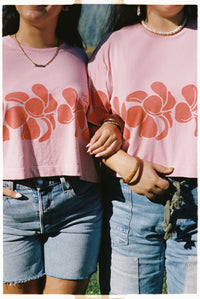 LEI CLUB CROP TEE PUA MELIA BAND - STRAWBERRY JELLY ON POG