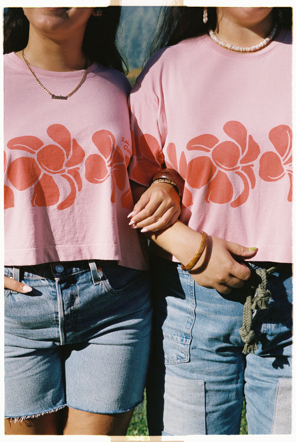 LEI CLUB CROP TEE PUA MELIA BAND - STRAWBERRY JELLY ON POG