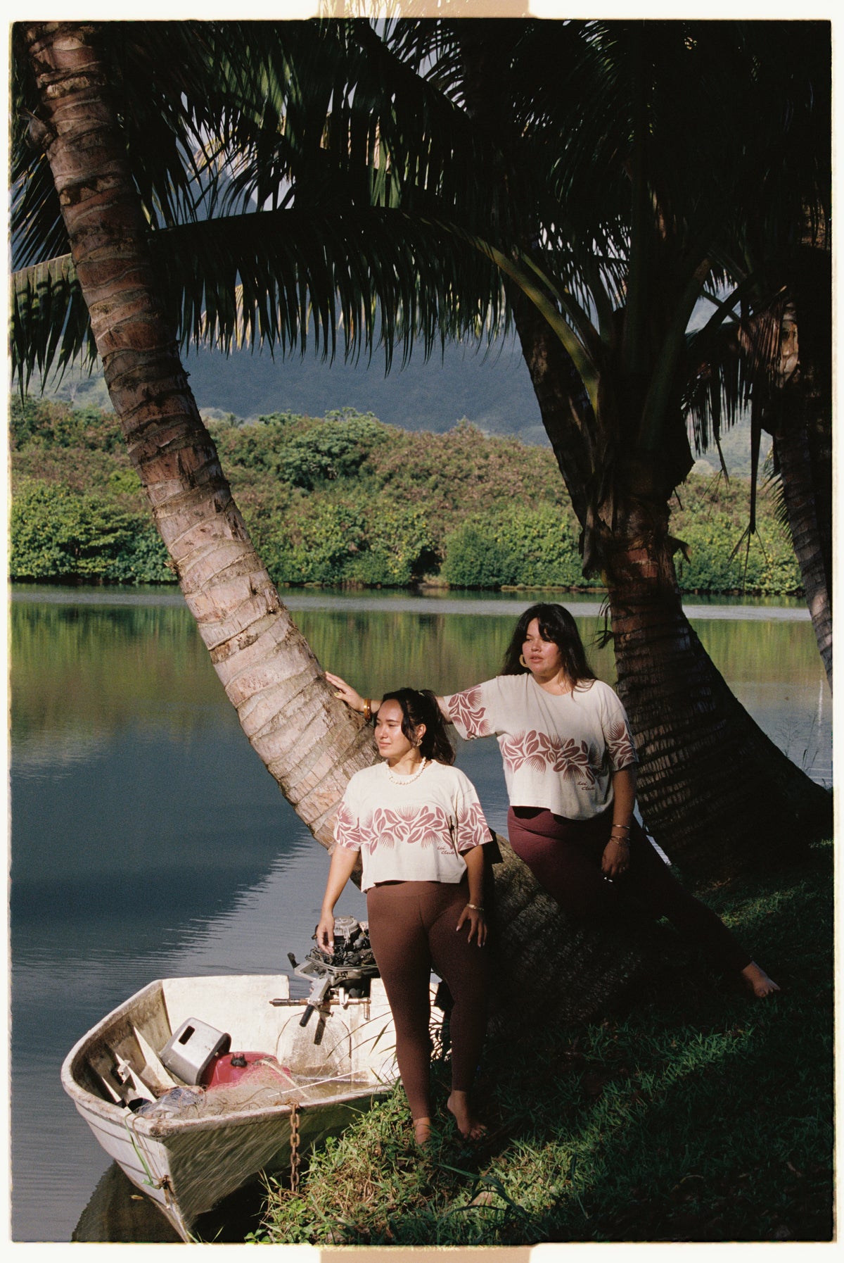 LEI CLUB CROP TEE PUA LEHUA BAND - RASPBERRY ON PISTACHIO