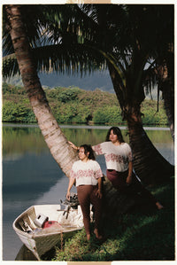LEI CLUB CROP TEE PUA LEHUA BAND - RASPBERRY ON PISTACHIO
