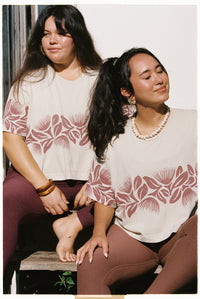 LEI CLUB CROP TEE PUA LEHUA BAND - RASPBERRY ON PISTACHIO