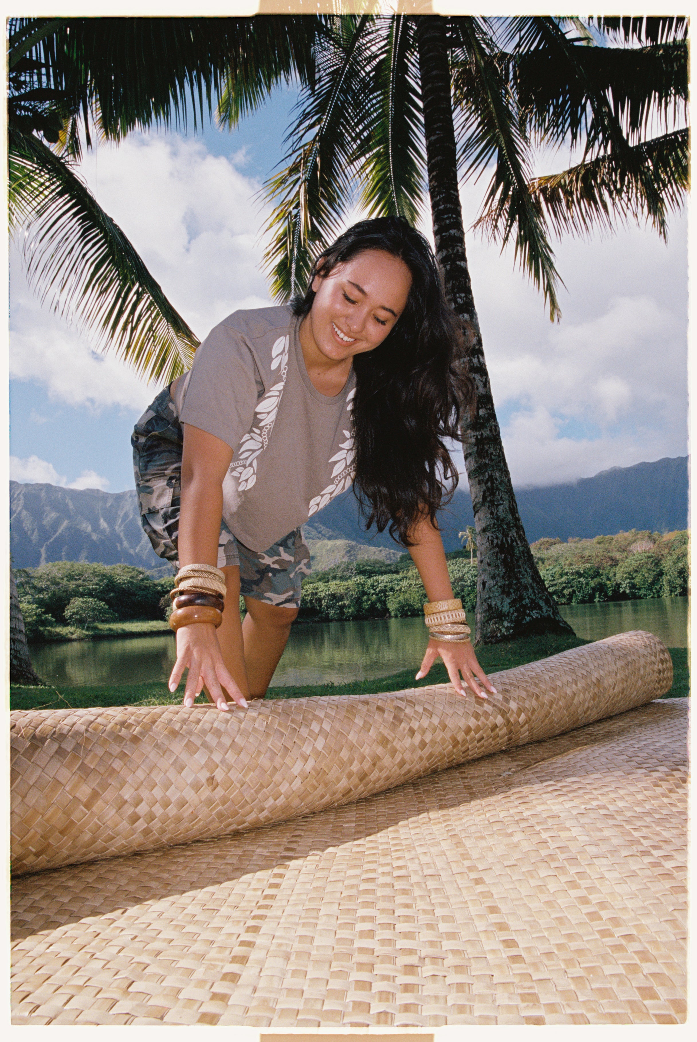 LEI CLUB CROP TEE PUA MAILE MOKIHANA LEI - HAUPIA ON CHARCOAL