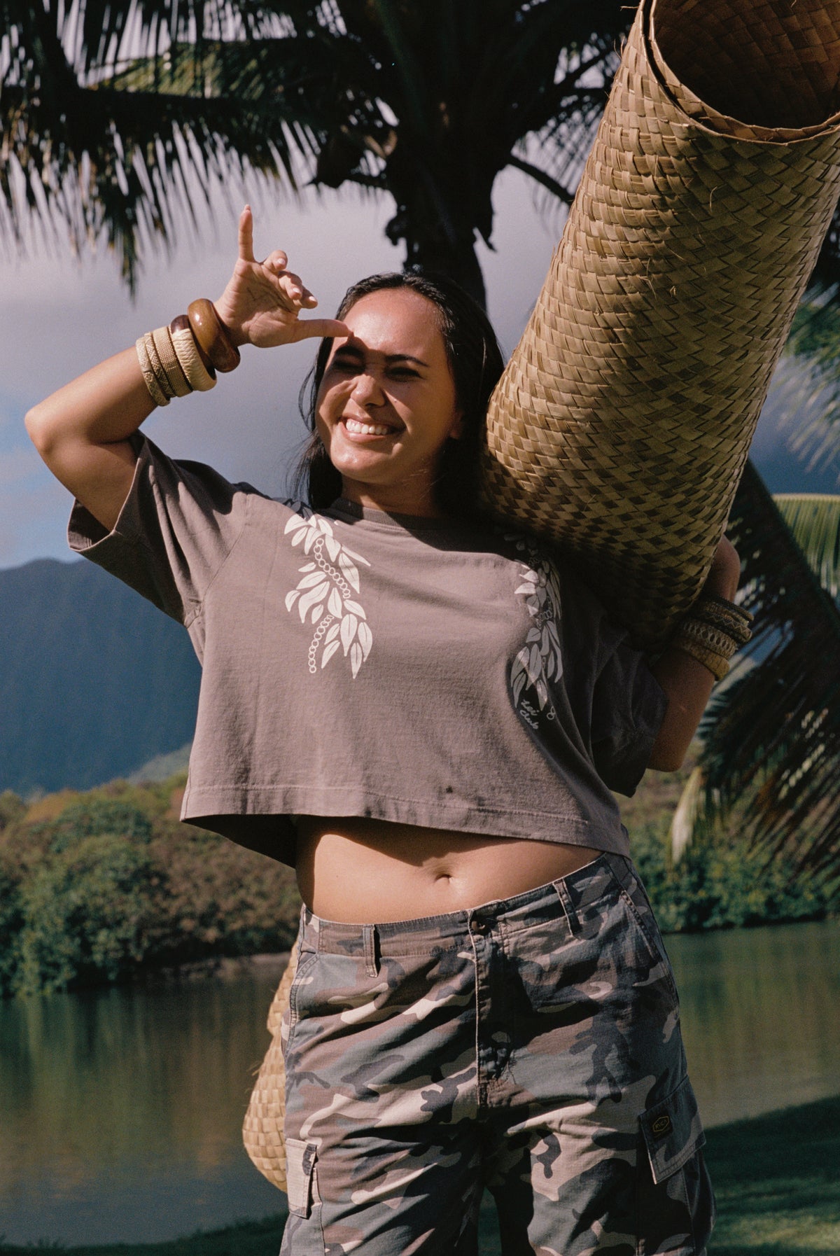 LEI CLUB CROP TEE PUA MAILE MOKIHANA LEI - HAUPIA ON CHARCOAL LATTE