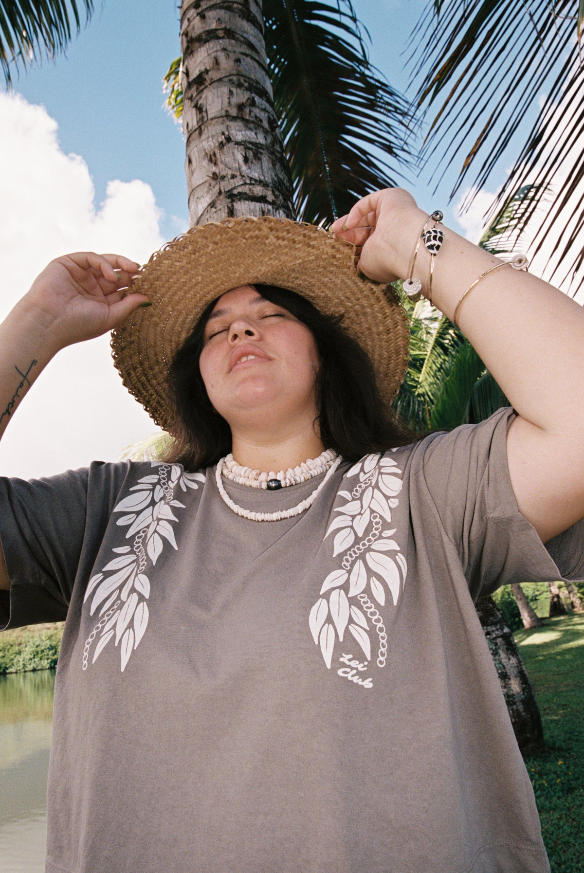 LEI CLUB CROP TEE PUA MAILE MOKIHANA LEI - HAUPIA ON CHARCOAL LATTE