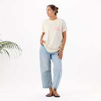 ALOHA COLLECTION TEE / SHELL CLUB / SANDSTONE