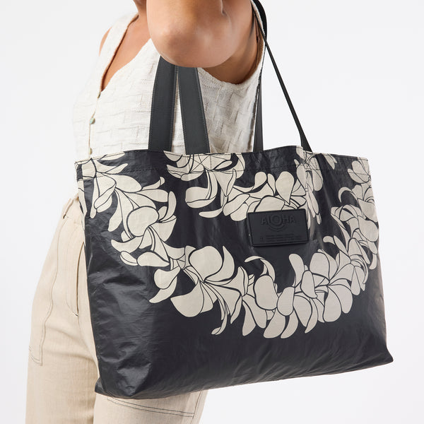 ALOHA COLLECTION HOLO HOLO / PLUMERIA LEI / SANDSTONE BLACK