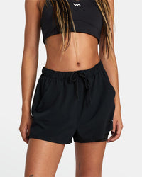 RVCA VA ESSENTIALS MID RISE YOGGER X TECHINCAL TRAINING SHORTS - BLK