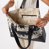 ALOHA COLLECTION HOLO HOLO / PLUMERIA LEI / SANDSTONE BLACK