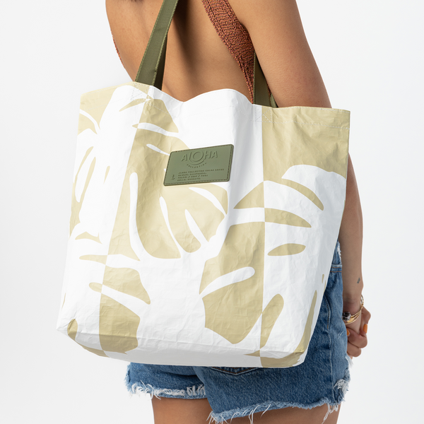 ALOHA COLLECTION REVERSIBLE TOTE / MONSTERA SHADE / SAND