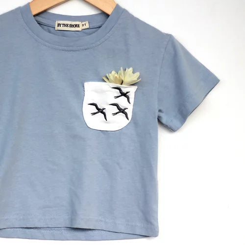 BY THE SHORE 'IWA EMBROIDERED POCKET TEE - SKY