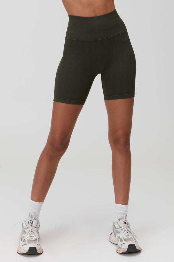 SPIRITUAL GANGSTER AMARA WIDE RIB SEAMLESS BIKER SHORTS- LEAF