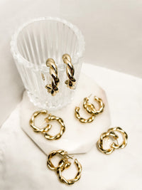 SUNDAY JEWELS - DON'T GET TWISTED HOOPS