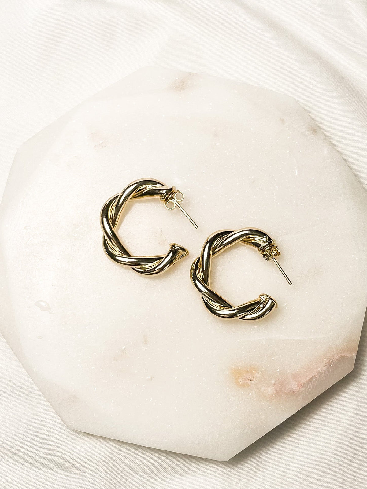 SUNDAY JEWELS - DON'T GET TWISTED HOOPS