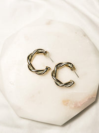 SUNDAY JEWELS - DON'T GET TWISTED HOOPS