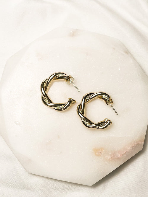 SUNDAY JEWELS - DON'T GET TWISTED HOOPS