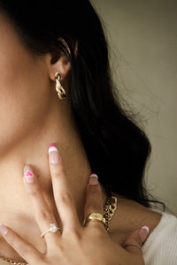 SUNDAY JEWELS - DON'T GET TWISTED HOOPS