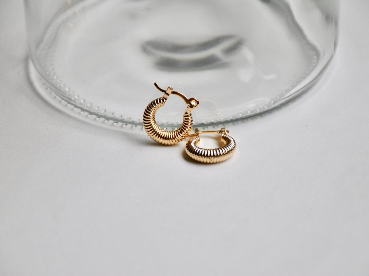 SUNDAY JEWELS - MINI CROISSANT HOOPS