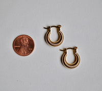 SUNDAY JEWELS - MINI CROISSANT HOOPS