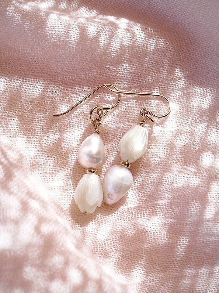 KE ALOHA JEWELRY ASYMMETRICAL PIKAKE & PEARL EARRING - HUALI