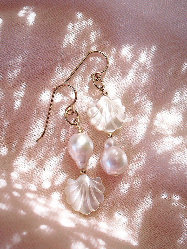 KE ALOHA JEWELRY ASYMMETRICAL SHELL & PEARL EARRINGS - MOMI