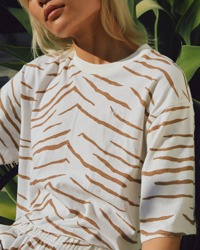 RVCA TEST DRIVE CROPPED TEE - WOO