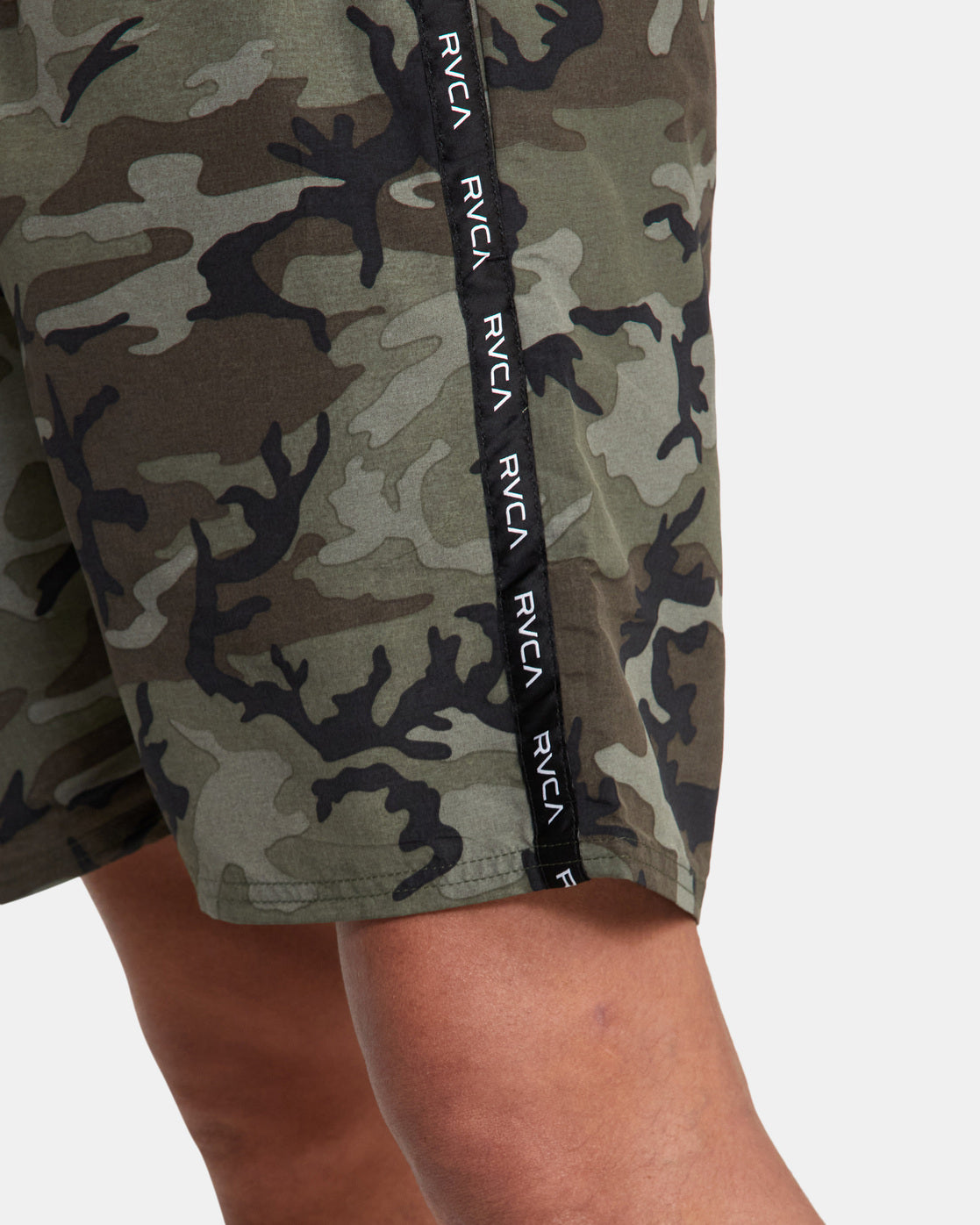 RVCA STANDARD ISSUE ELASTIC BOARDSHORTS 17" - CAM