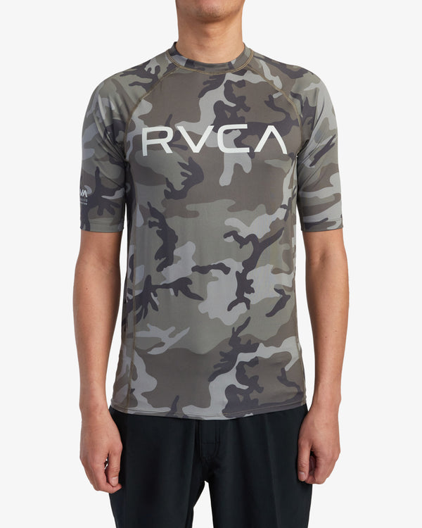 RVCA SHORT SLEEVE RASHGUARD - CAM