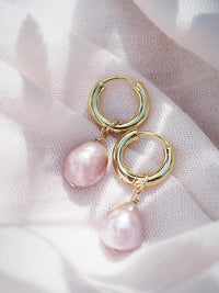 KE ALOHA JEWELRY BAROQUE PINK PEARL AND GOLD HUGGIE HOOP EARRINGS - NOHEALANI