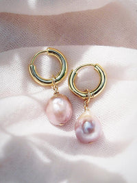 KE ALOHA JEWELRY BAROQUE PINK PEARL AND GOLD HUGGIE HOOP EARRINGS - NOHEALANI